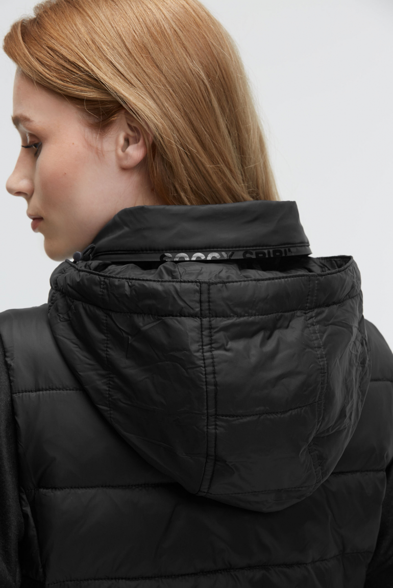 Steppweste mit Label Prints und Kapuze im Kragen