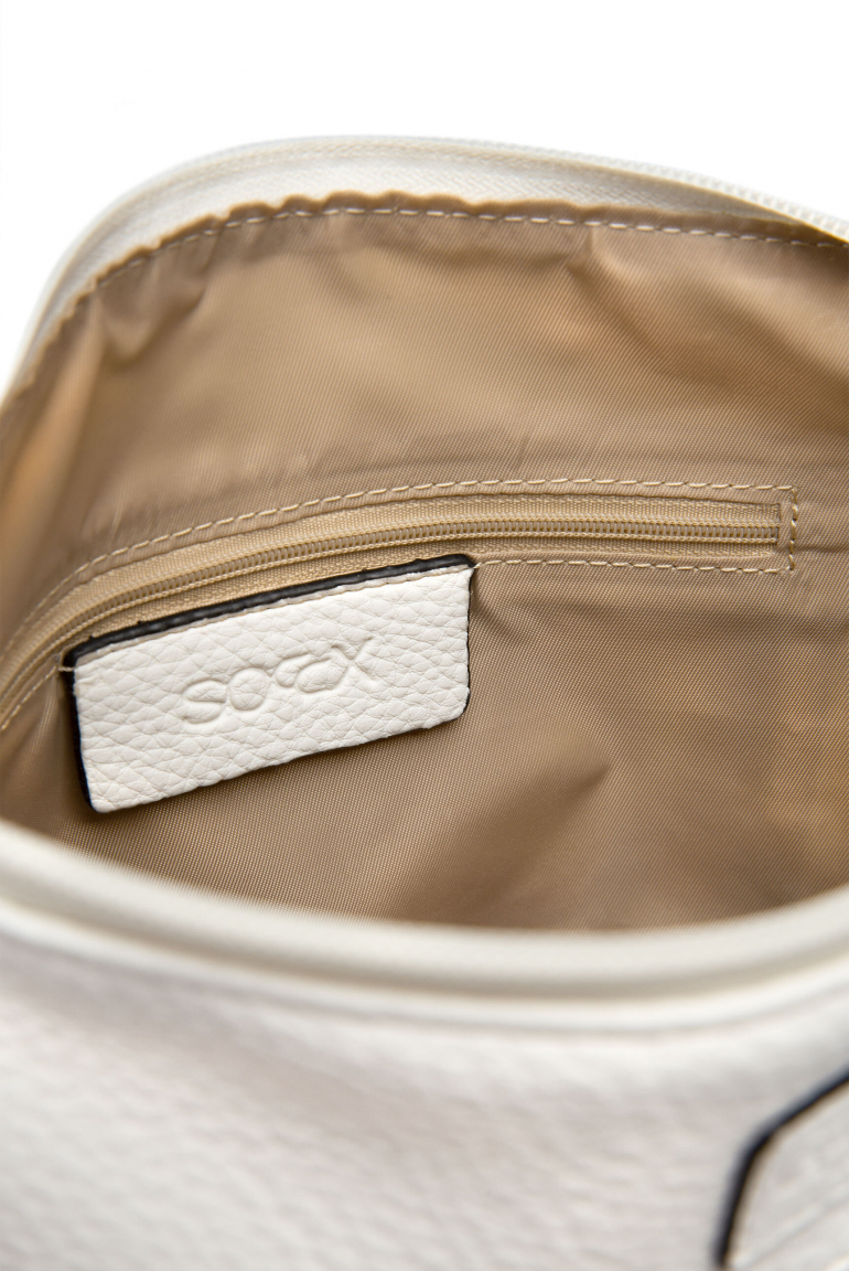 Umhängetasche aus Lederimitat mit Logo-Anhänger