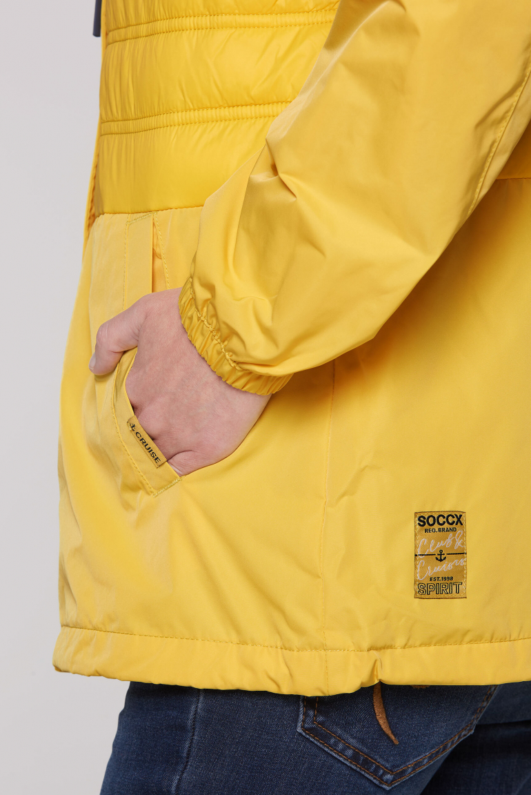 Windjacke mit Kapuze im Materialmix