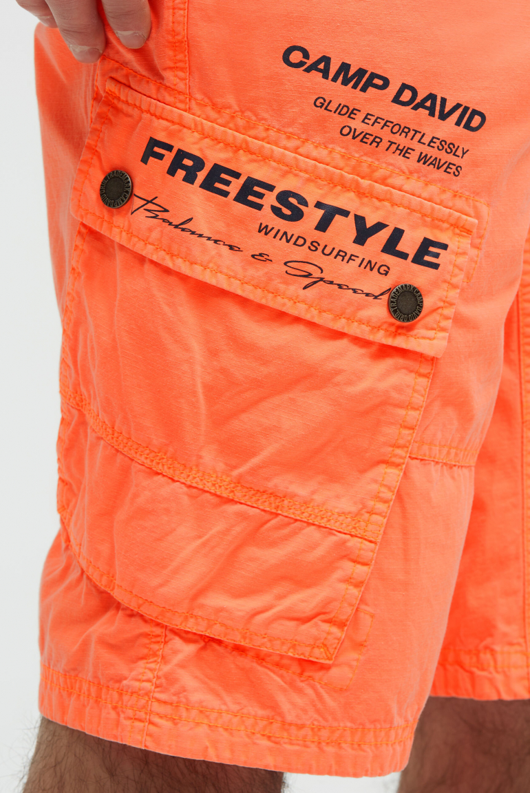 Cargo Shorts mit kleinen Label Prints