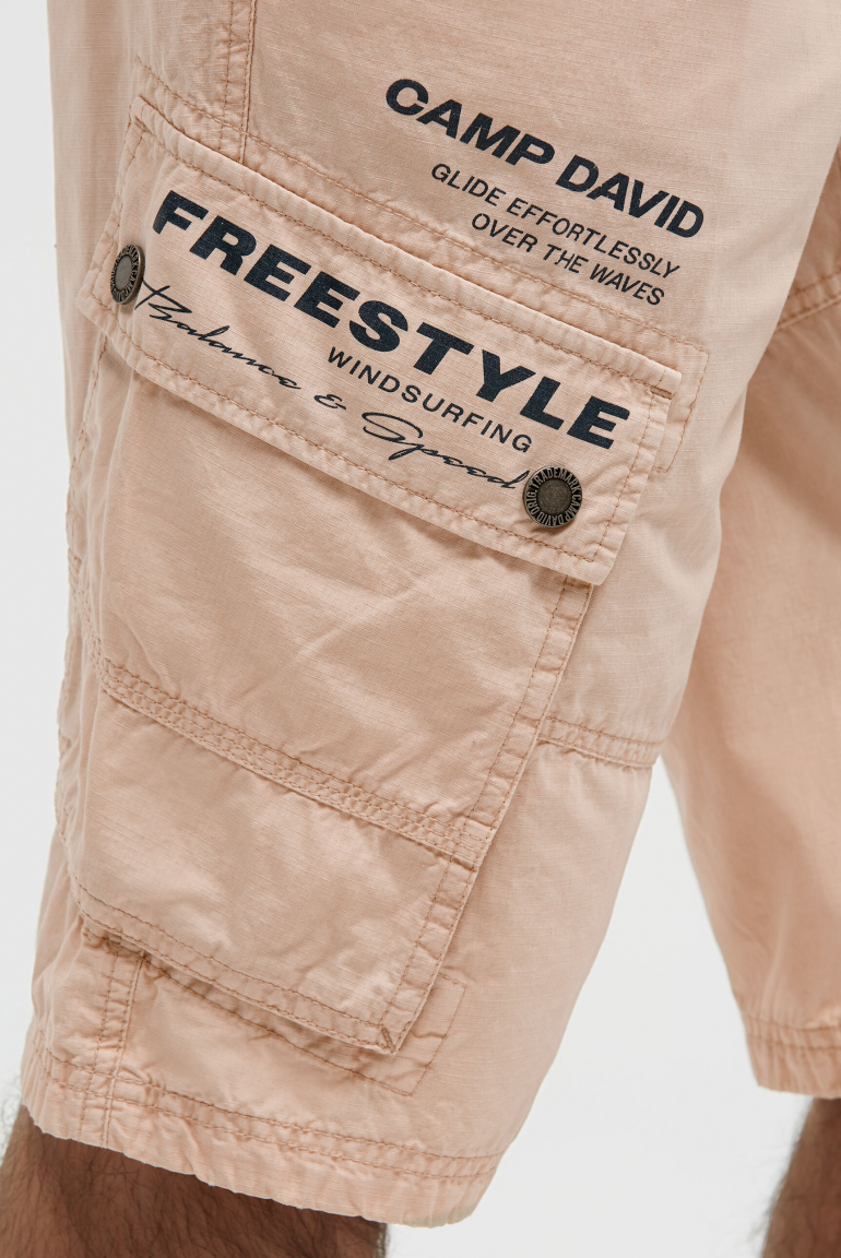 Cargo Shorts mit kleinen Label Prints