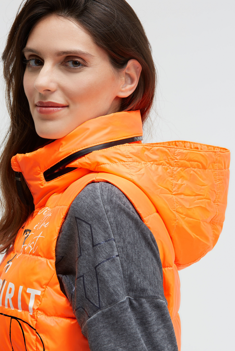 Steppweste mit Label Prints und Kapuze im Kragen