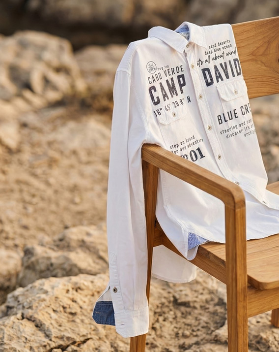 Hemd auf einem Stuhl