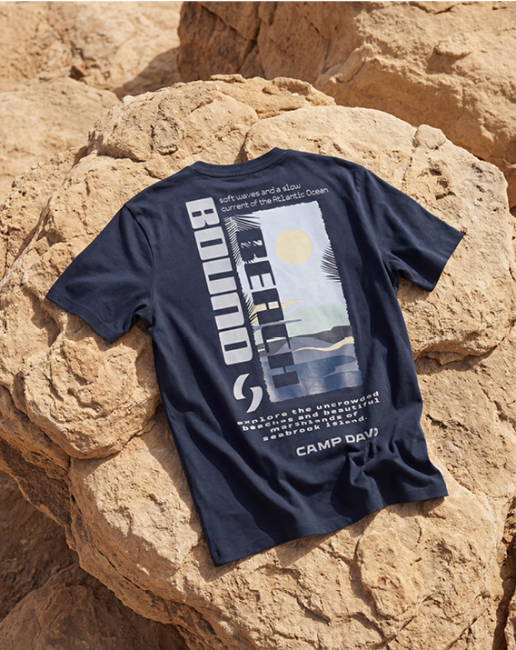 T-Shirt auf einem Stein