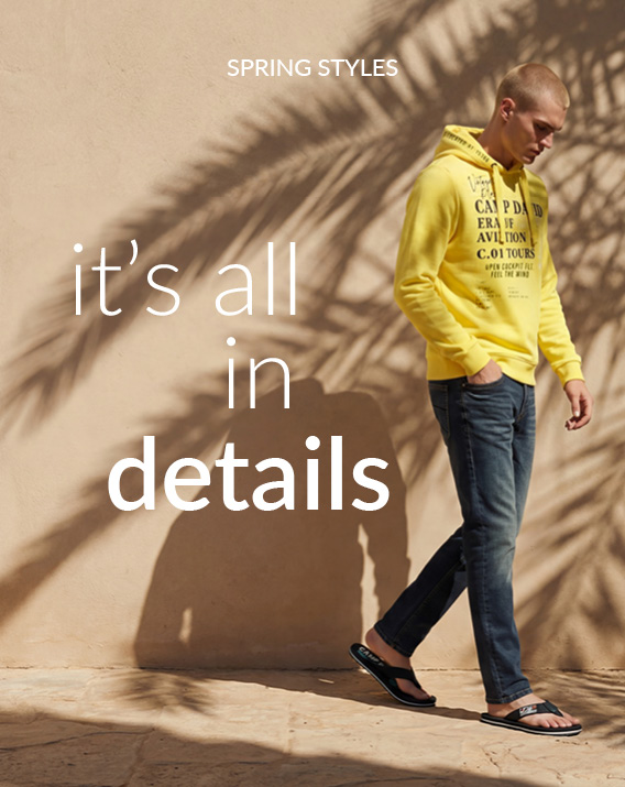 Model trägt Gelben Pullover und Jeans