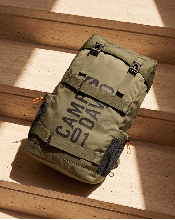 Rucksack auf einer Treppe